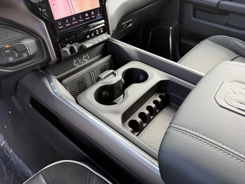 Ram 3500 Vehicle Full-screen Gallery Image 24