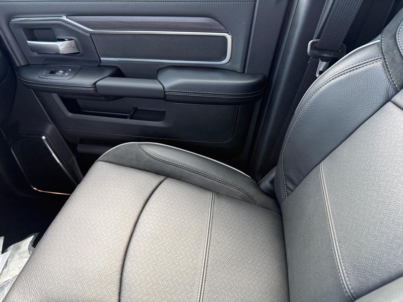 Ram 3500 Vehicle Full-screen Gallery Image 25