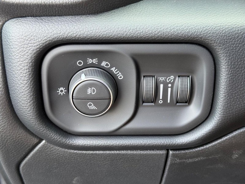 Ram 3500 Vehicle Full-screen Gallery Image 28