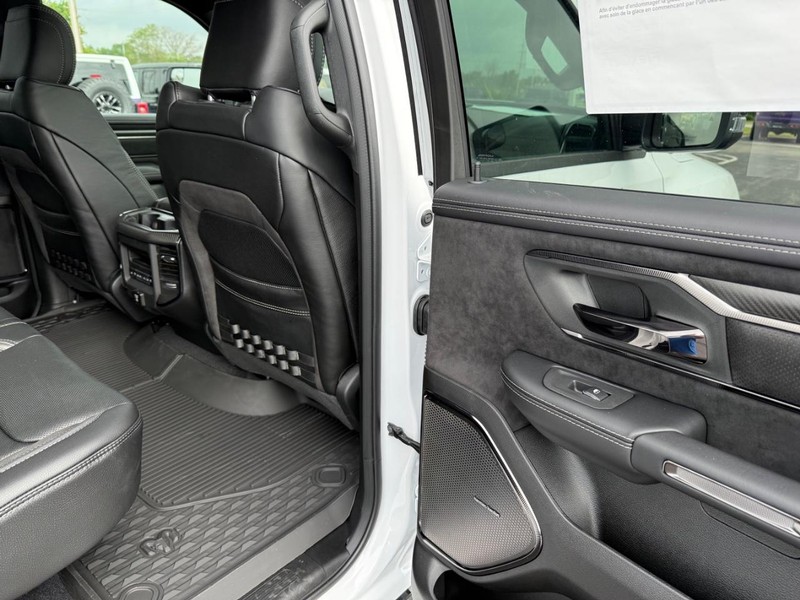 Ram 1500 Vehicle Full-screen Gallery Image 12