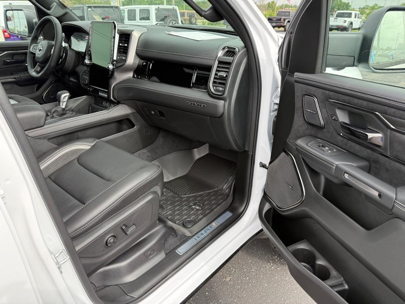 Ram 1500 Vehicle Full-screen Gallery Image 16