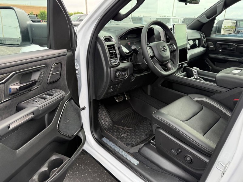 Ram 1500 Vehicle Full-screen Gallery Image 18