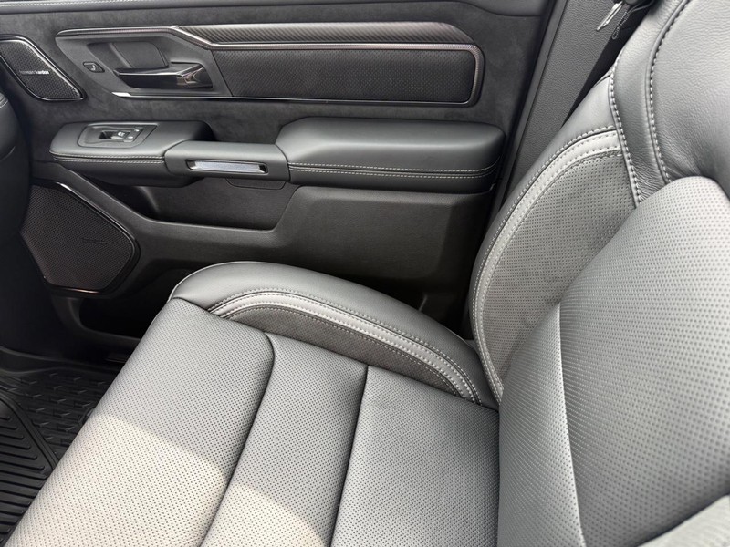 Ram 1500 Vehicle Full-screen Gallery Image 28