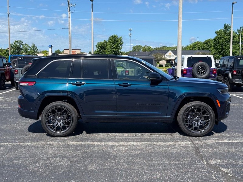 Jeep Grand Cherokee Vehicle Full-screen Gallery Image 2