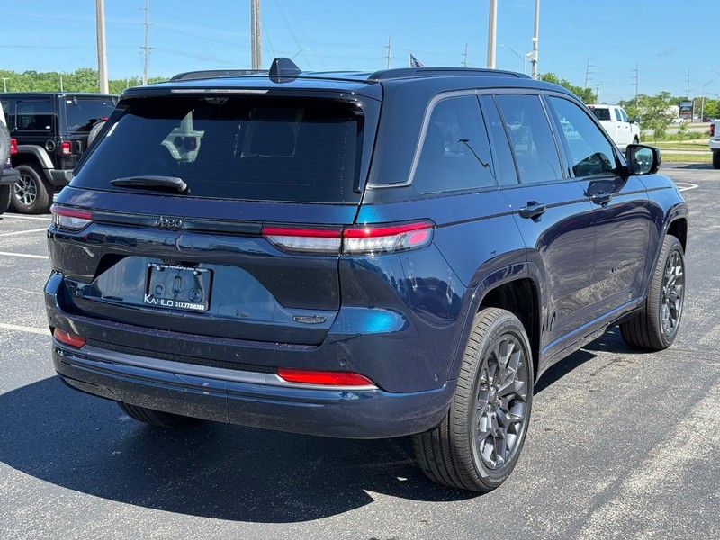 Jeep Grand Cherokee Vehicle Full-screen Gallery Image 3