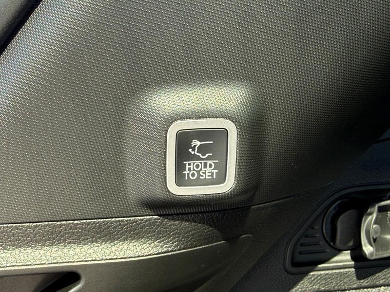 Jeep Grand Cherokee Vehicle Full-screen Gallery Image 8