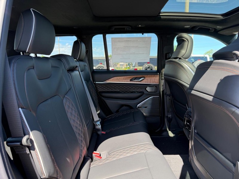 Jeep Grand Cherokee Vehicle Full-screen Gallery Image 11