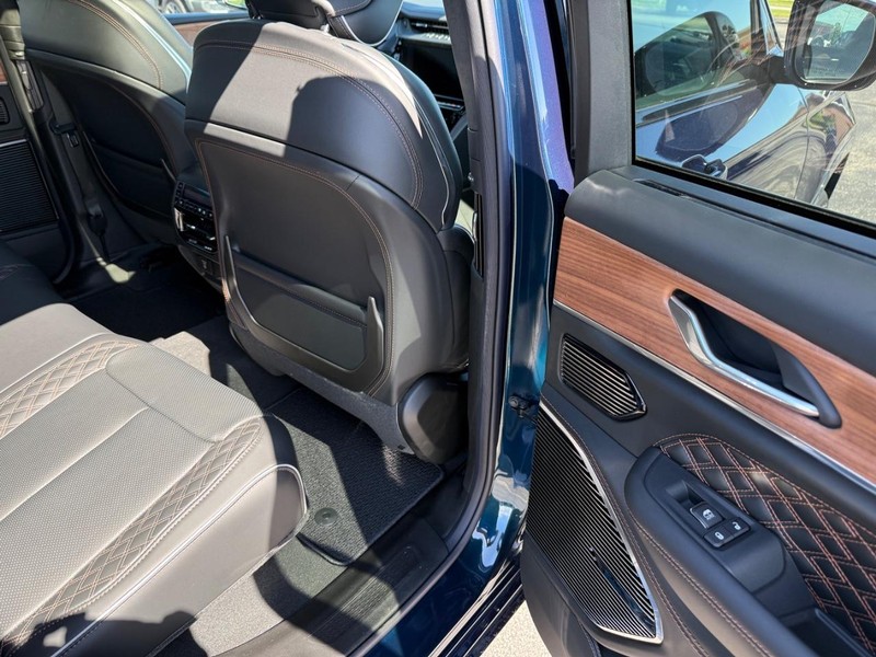 Jeep Grand Cherokee Vehicle Full-screen Gallery Image 12