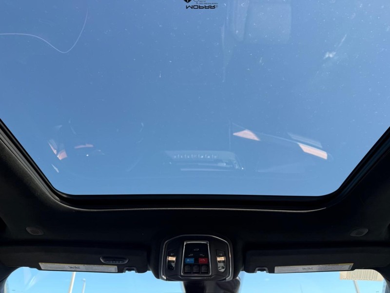 Jeep Grand Cherokee Vehicle Full-screen Gallery Image 13