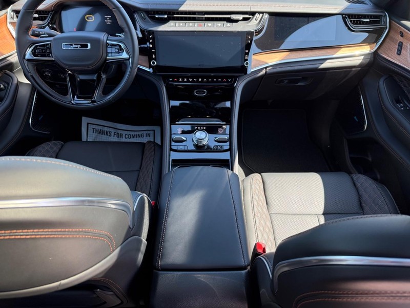 Jeep Grand Cherokee Vehicle Full-screen Gallery Image 14