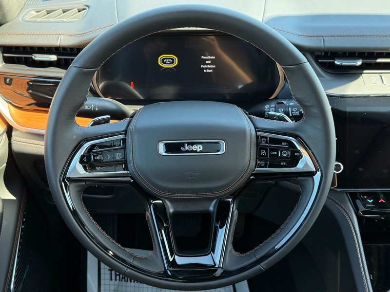 Jeep Grand Cherokee Vehicle Full-screen Gallery Image 15
