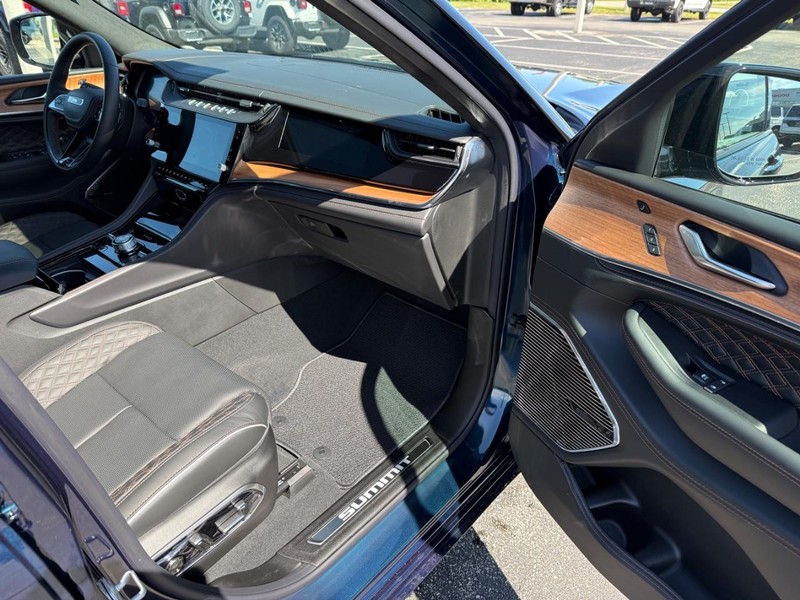 Jeep Grand Cherokee Vehicle Full-screen Gallery Image 16