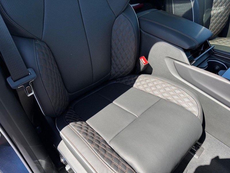 Jeep Grand Cherokee Vehicle Full-screen Gallery Image 17