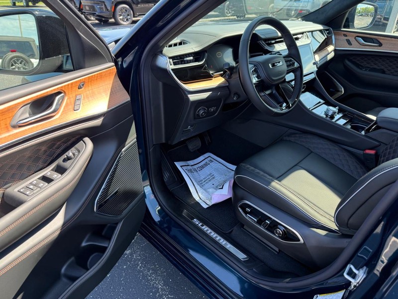 Jeep Grand Cherokee Vehicle Full-screen Gallery Image 18