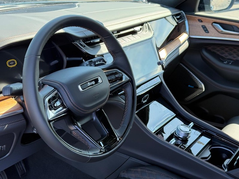Jeep Grand Cherokee Vehicle Full-screen Gallery Image 20