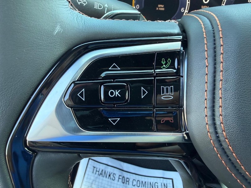 Jeep Grand Cherokee Vehicle Full-screen Gallery Image 21