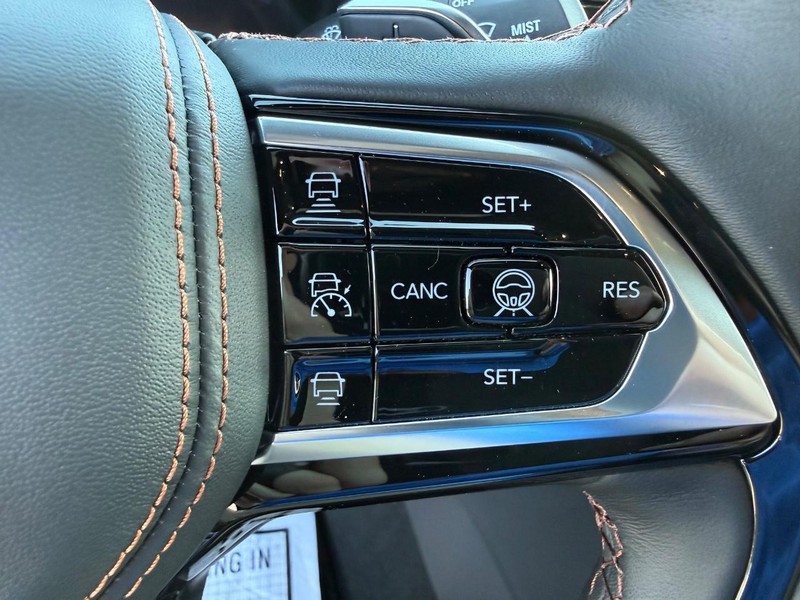 Jeep Grand Cherokee Vehicle Full-screen Gallery Image 22