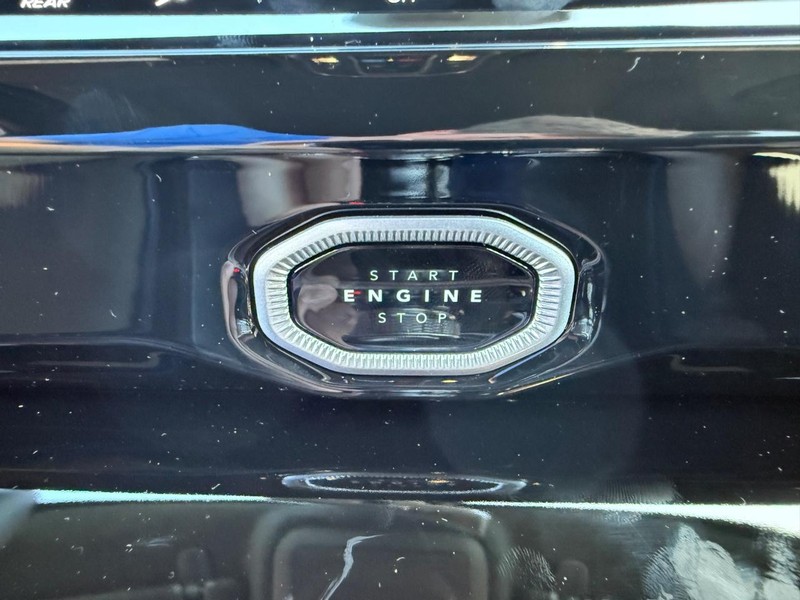 Jeep Grand Cherokee Vehicle Full-screen Gallery Image 23