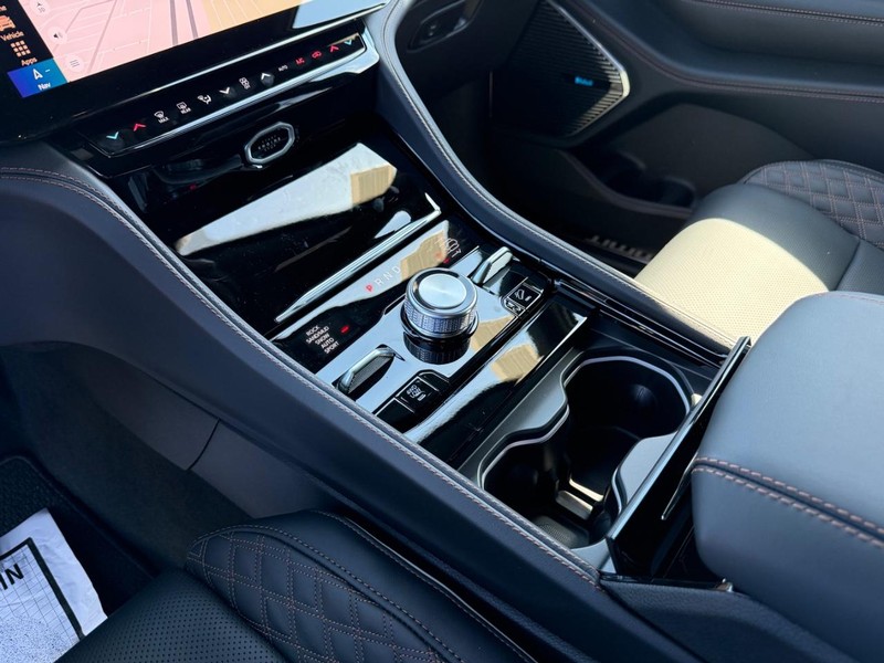 Jeep Grand Cherokee Vehicle Full-screen Gallery Image 26