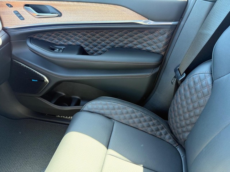 Jeep Grand Cherokee Vehicle Full-screen Gallery Image 27