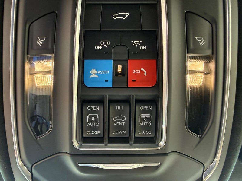 Jeep Grand Cherokee Vehicle Full-screen Gallery Image 28