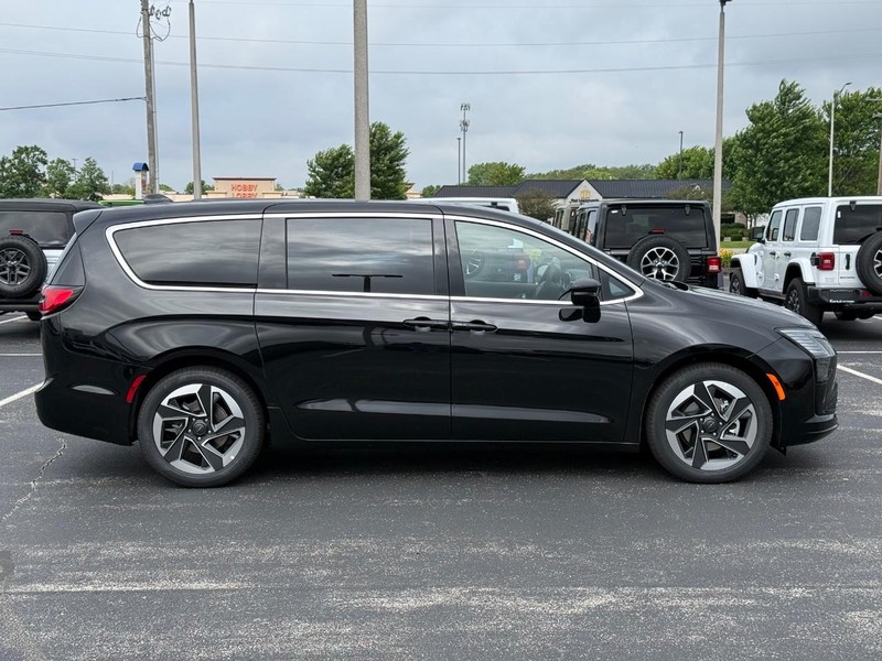 Chrysler Pacifica Vehicle Full-screen Gallery Image 2