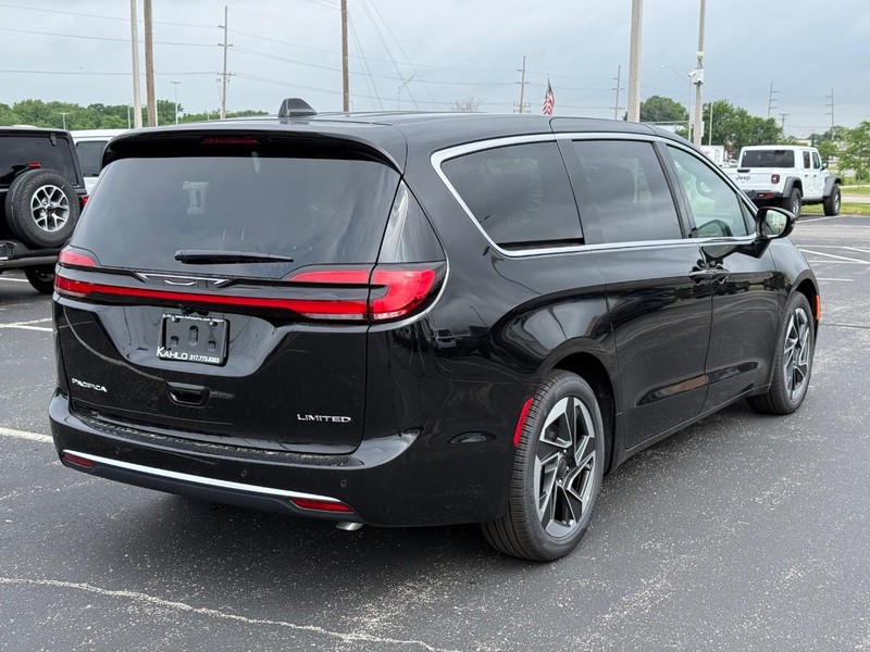 Chrysler Pacifica Vehicle Full-screen Gallery Image 3