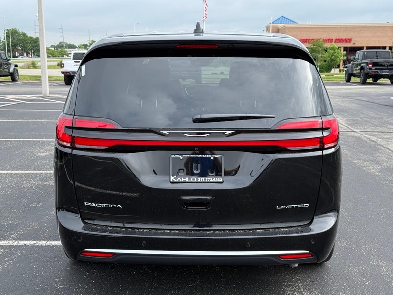 Chrysler Pacifica Vehicle Full-screen Gallery Image 4