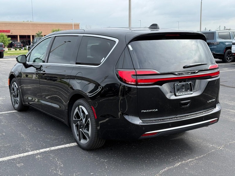 Chrysler Pacifica Vehicle Full-screen Gallery Image 5