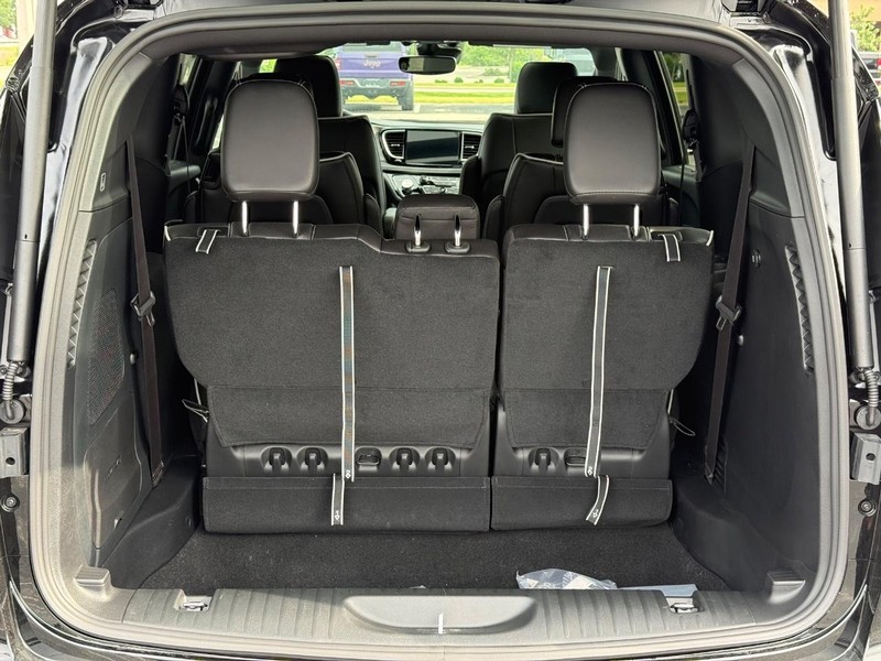 Chrysler Pacifica Vehicle Full-screen Gallery Image 7