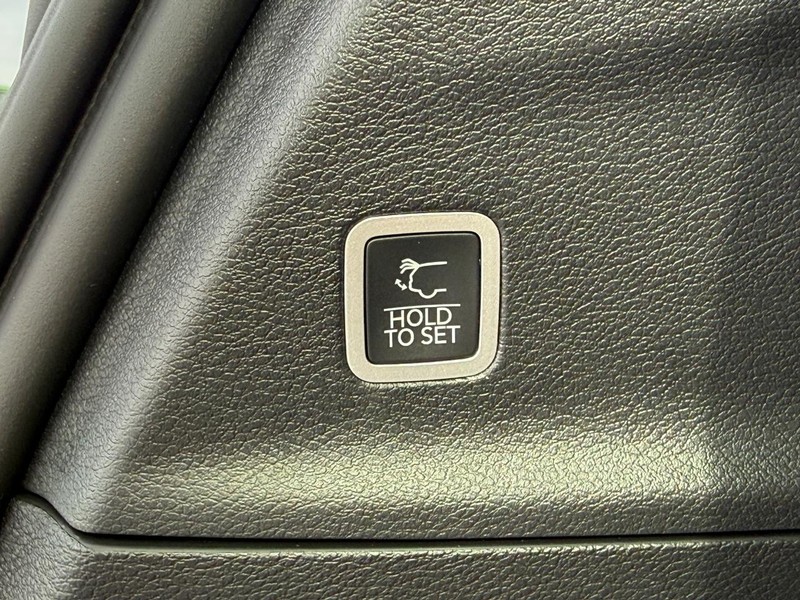 Chrysler Pacifica Vehicle Full-screen Gallery Image 8