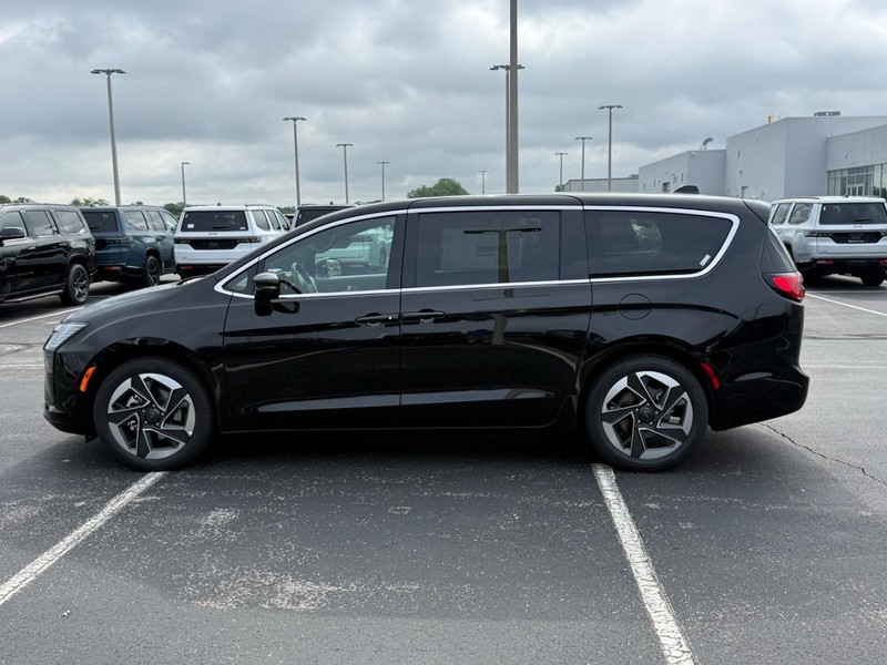 Chrysler Pacifica Vehicle Full-screen Gallery Image 9