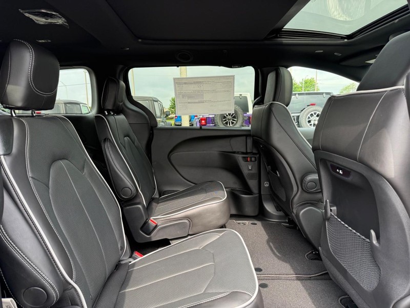 Chrysler Pacifica Vehicle Full-screen Gallery Image 12