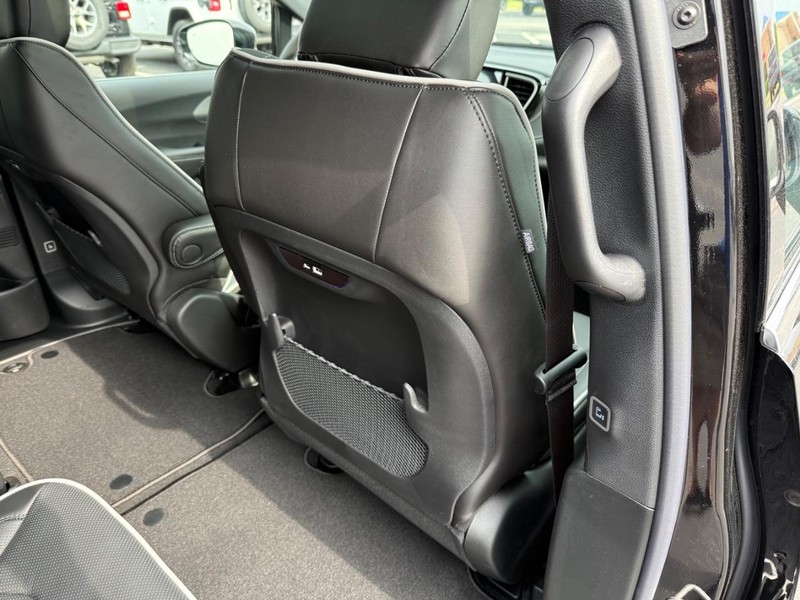 Chrysler Pacifica Vehicle Full-screen Gallery Image 13