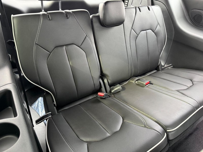 Chrysler Pacifica Vehicle Full-screen Gallery Image 14