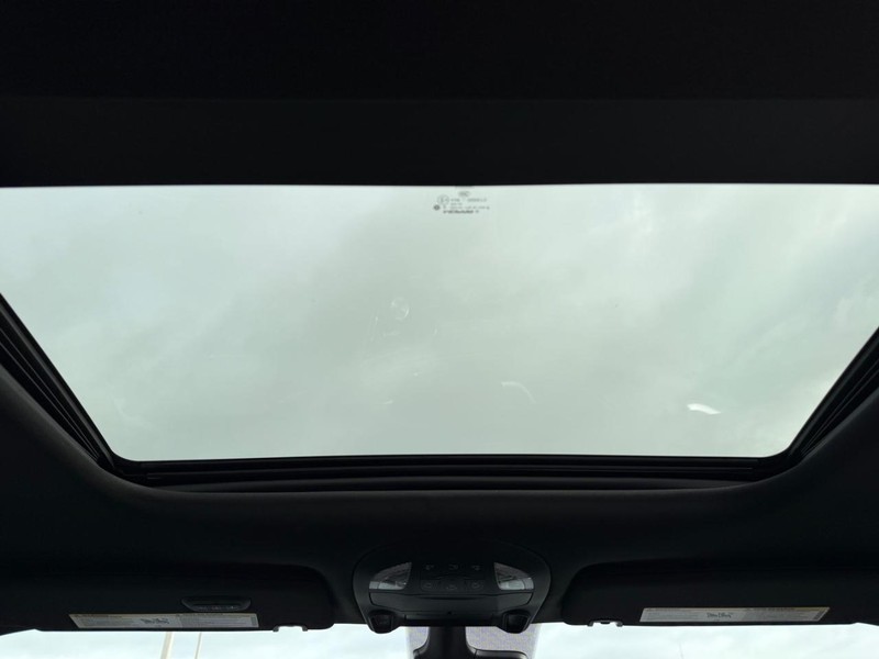 Chrysler Pacifica Vehicle Full-screen Gallery Image 15