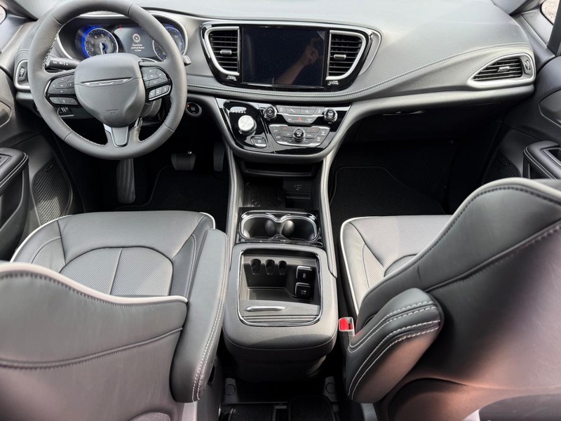Chrysler Pacifica Vehicle Full-screen Gallery Image 16