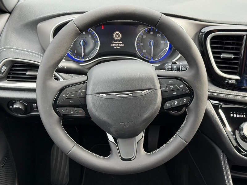 Chrysler Pacifica Vehicle Full-screen Gallery Image 17