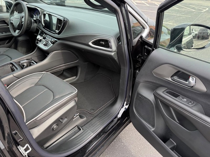 Chrysler Pacifica Vehicle Full-screen Gallery Image 18