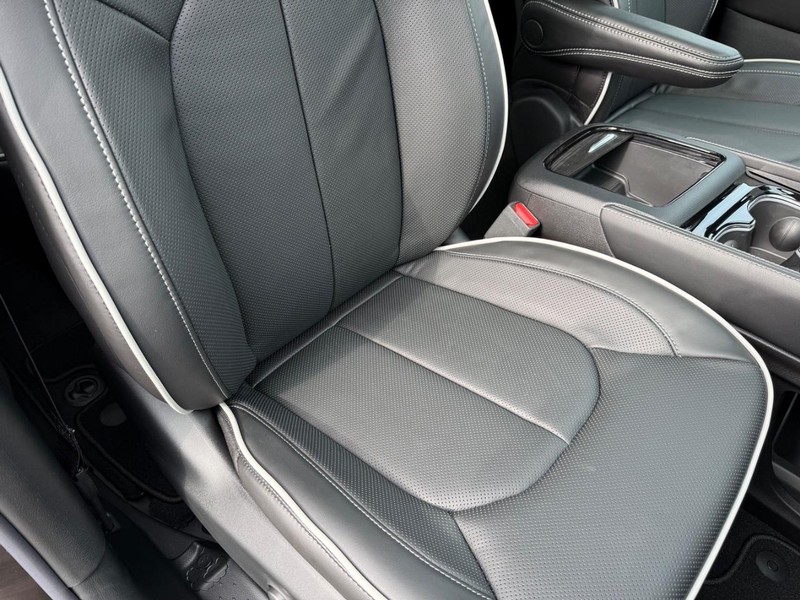 Chrysler Pacifica Vehicle Full-screen Gallery Image 19