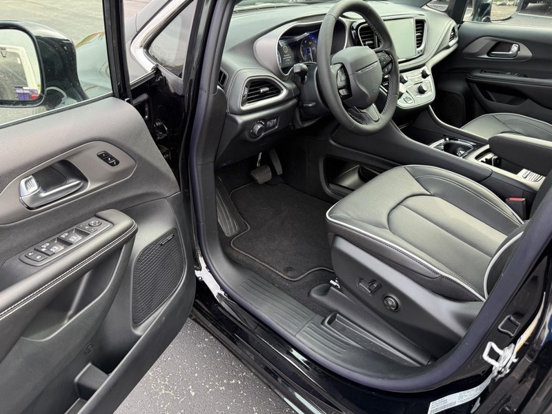 Chrysler Pacifica Vehicle Full-screen Gallery Image 20