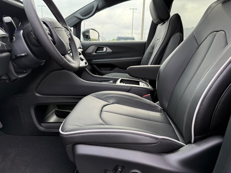Chrysler Pacifica Vehicle Full-screen Gallery Image 21