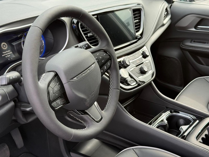 Chrysler Pacifica Vehicle Full-screen Gallery Image 22
