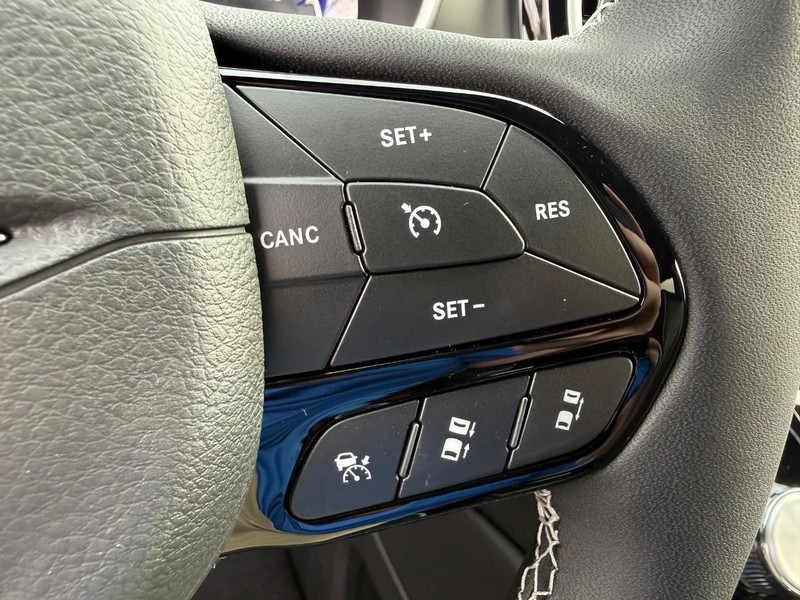 Chrysler Pacifica Vehicle Full-screen Gallery Image 24