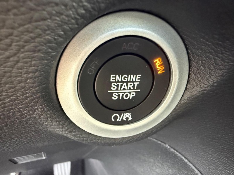 Chrysler Pacifica Vehicle Full-screen Gallery Image 25