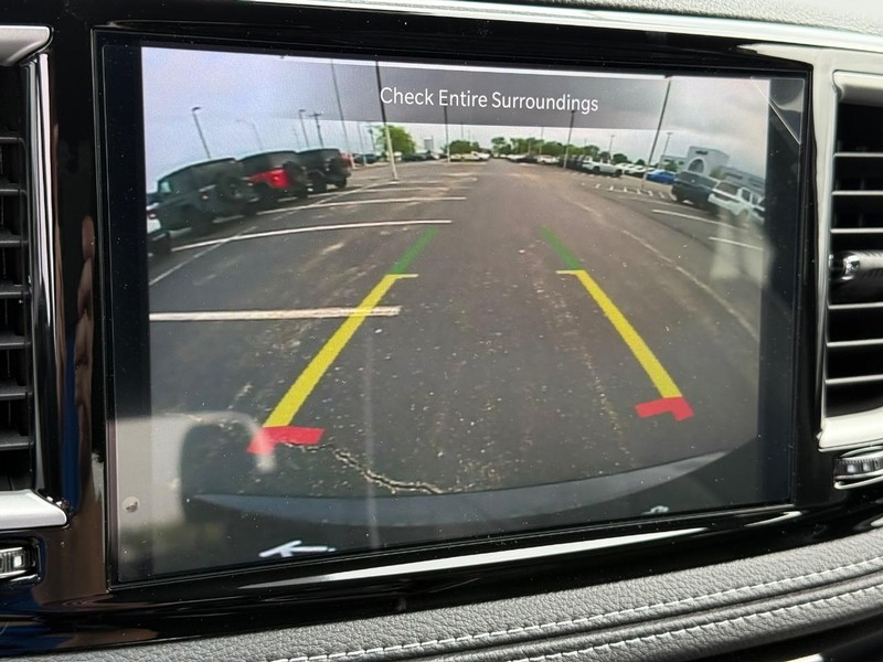 Chrysler Pacifica Vehicle Full-screen Gallery Image 27