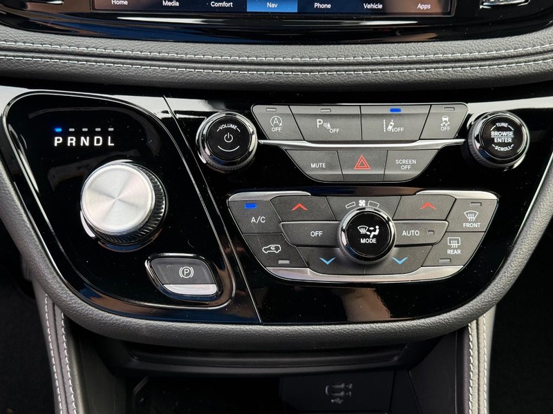 Chrysler Pacifica Vehicle Full-screen Gallery Image 28