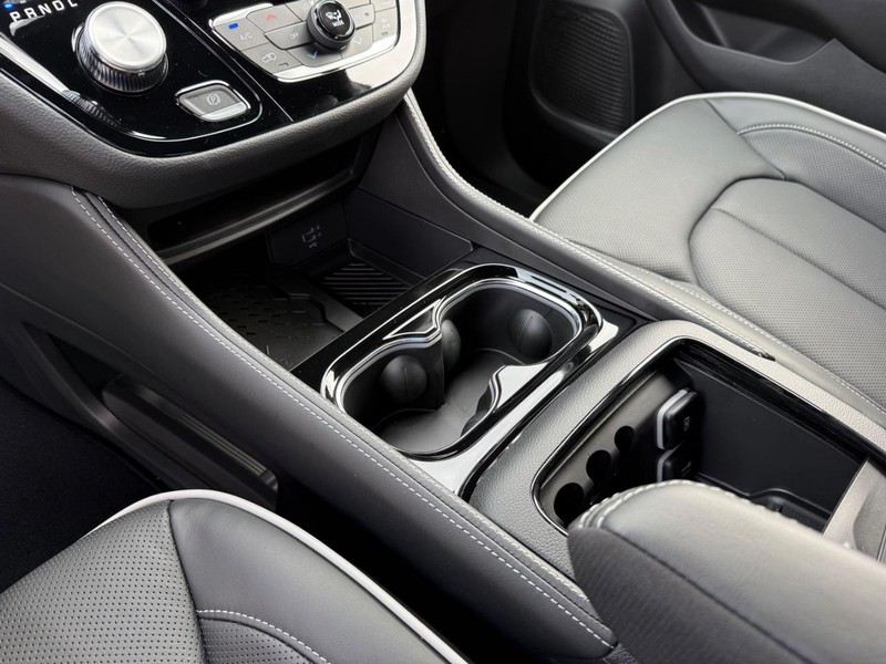 Chrysler Pacifica Vehicle Full-screen Gallery Image 29