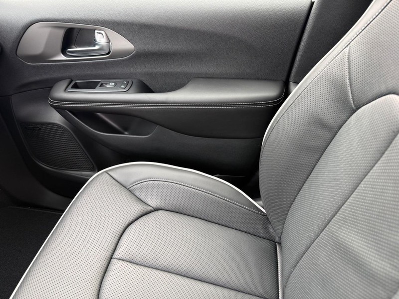 Chrysler Pacifica Vehicle Full-screen Gallery Image 30