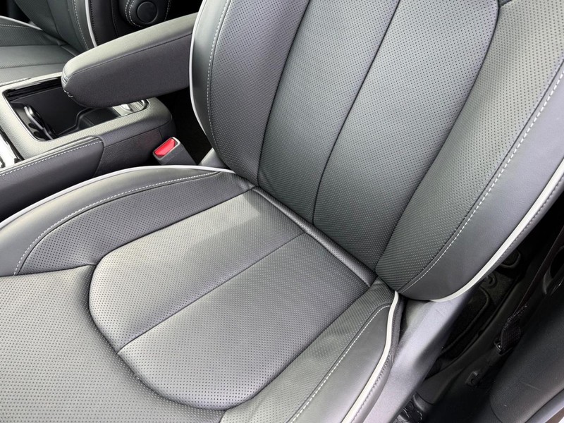 Chrysler Pacifica Vehicle Full-screen Gallery Image 33